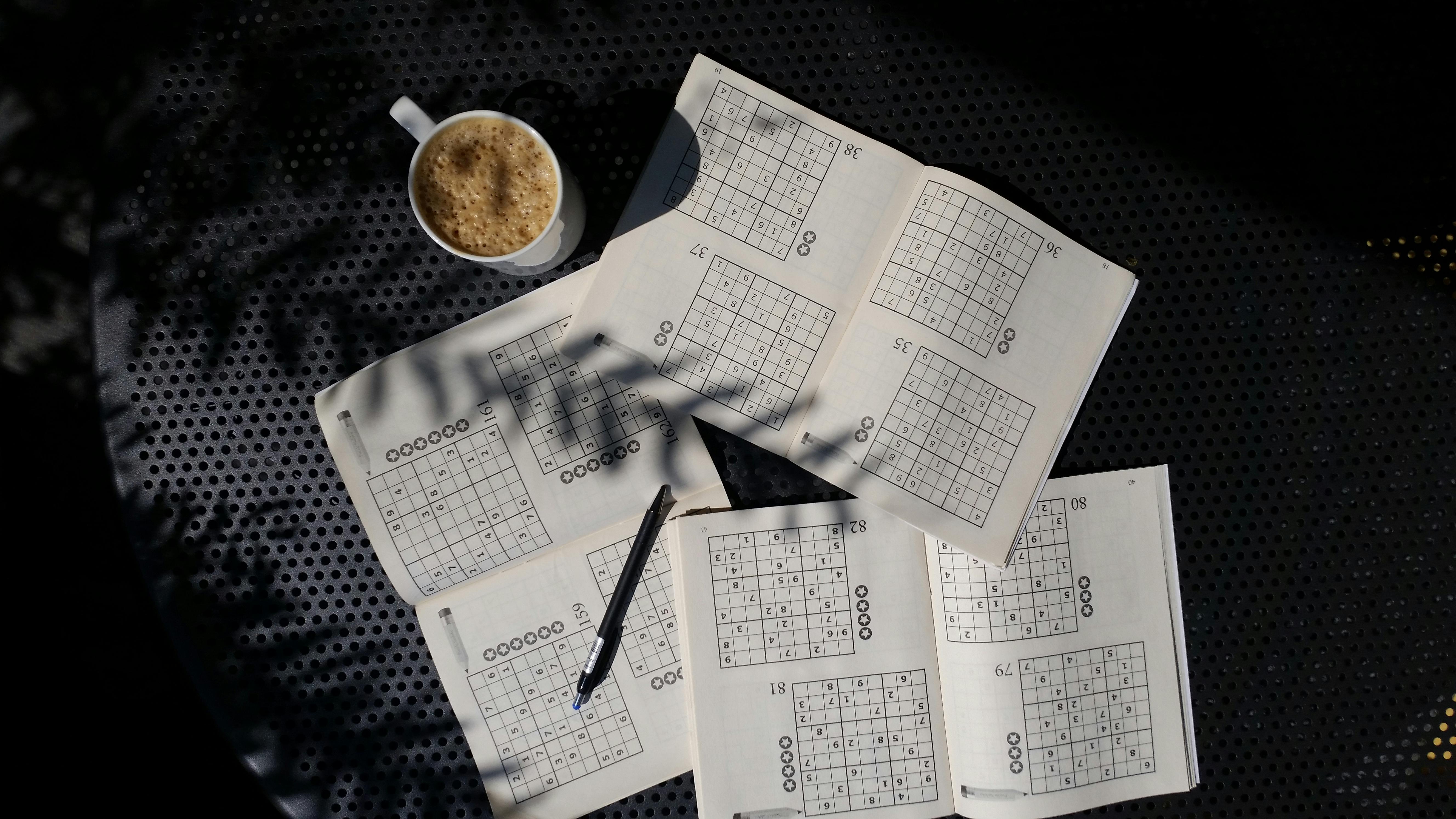 Je hersenen actief houden met dingen zoals puzzels, boeken, leren, creëren en socialiseren zijn allemaal goede manieren om je mentale spieren te trainen.