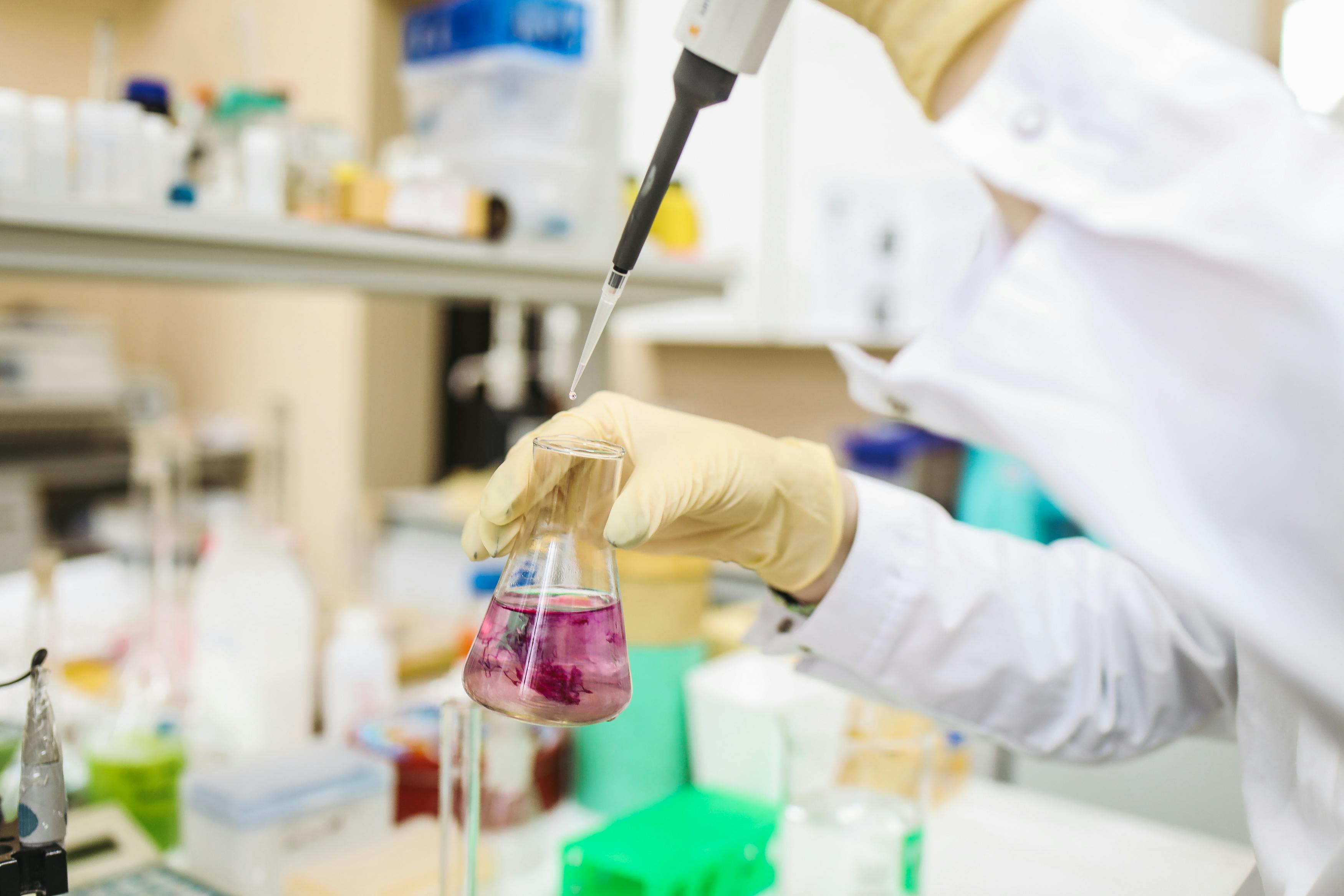 Van doorbraken met CRISPR tot nieuwe ontdekkingen van biomarkers – het huntington-onderzoek versnelt sneller dan ooit tevoren. Lees de belangrijkste wetenschappelijke updates van maart in onze samenvatting!